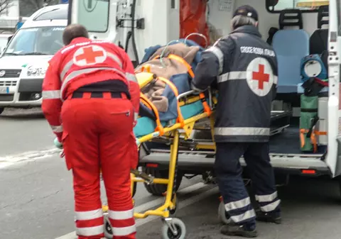 Doi români care se plimbau cu bicicletele în Italia au fost spulberați de o mașină. Unul dintre ei a murit