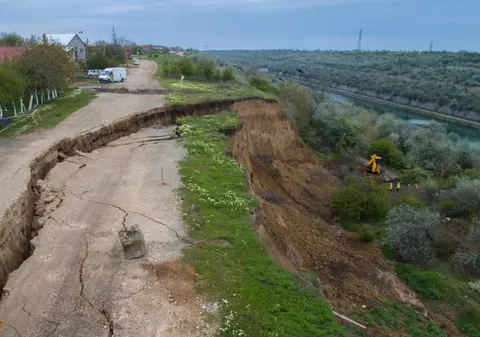 UPDATE/Imaginile dezastrului. Situația se complică la Cumpăna, acolo unde alunecările de teren amenință comuna. Comisie de evaluare, la ordinul Prefectului