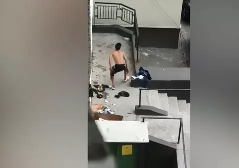 Un tânăr care părea sub controlul drogului "zombie" a fost filmat în centrul Bucureștiului. Poliția l-a reținut