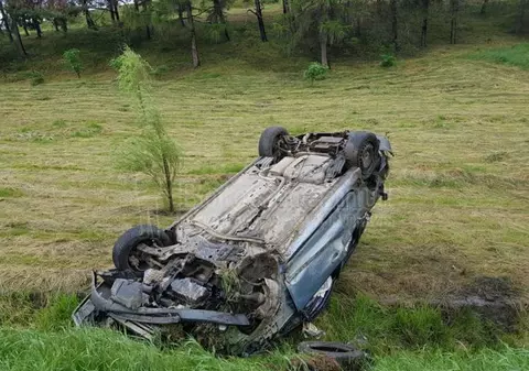 Trei elevi s-au răsturnat cu mașina! Șoferul își luase carnetul de mai puțin de o lună