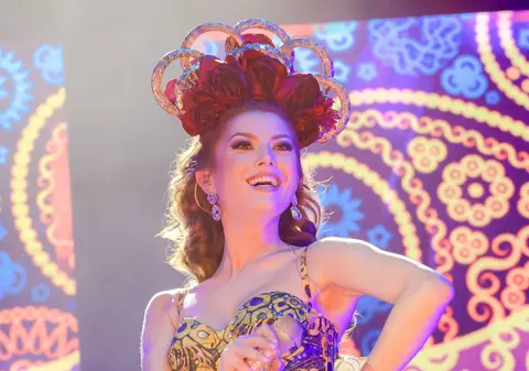 Elena Gheorghe și-a terminat concertul cu o migrenă îngrozitoare. Coroana de 5 kilograme a pus-o în dificultate