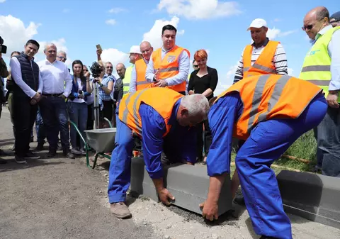 Cum arată de fapt șantierul drumului expres Craiova-Piteşti, inaugurat miercuri de Liviu Dragnea și „golit” a doua zi de utilaje și muncitori: s-a trasat un drum tehnic şi o cale de acces printr-un lan de grâu!