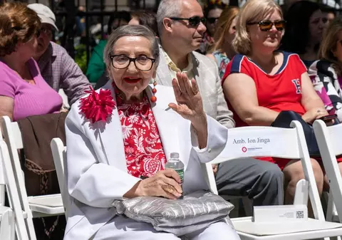 La 90 de ani, Gigi Marga a petrecut în centrul New Yorkului! A ieșit din azil pentru un festival românesc