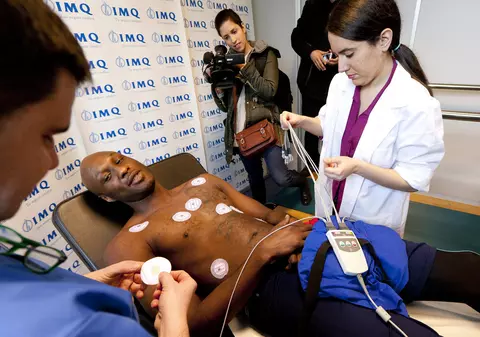 Celebrul baschetbalist american Lamar Odom admite că a folosit un penis fals și urina antrenorului pentru a trece testul antidrog făcut înaintea JO 2004