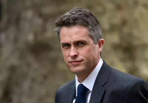 Theresa May l-a demis pe ministrul Apărării din cauza implicării acestuia în scurgeri de informaţii privind Huawei