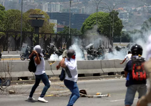 VIDEO | Criza din Venezuela. Ciocniri violente între forțele de ordine şi manifestanți: Un mort și zeci de răniți