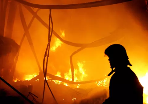 Incendiu puternic la un adăpost de animale din Suceava