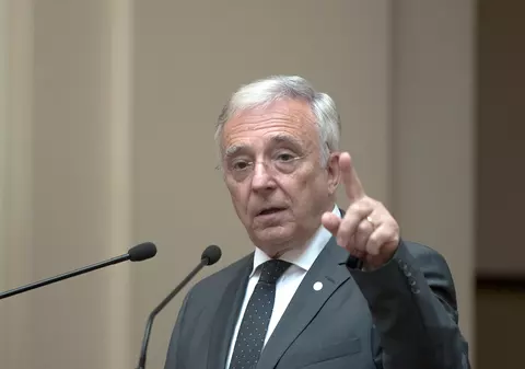 UPDATE | Băncile vând euro cu aproape 4,9 lei. Isărescu: „Creşterea cursului face mai dificilă finanţarea deficitului bugetar”