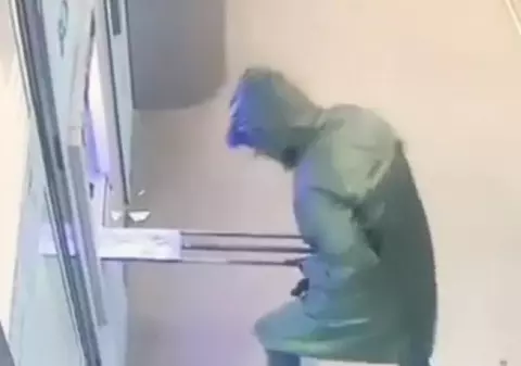 VIDEO / Imagini cu hoții în acțiune, în timp ce aruncă în aer un bancomat din sectorul 3