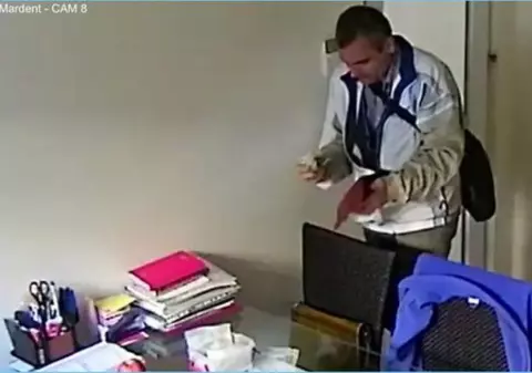Un hoț a fost filmat când a dat lovitura într-un cabinet medical din Sibiu