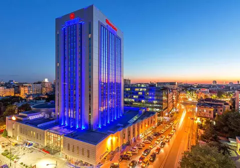 Bărbatul care a ameninţat că atacă un hotel din București cu rachete mai stă o lună în arest