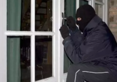 Un român a făcut parte dintr-o bandă care a furat parfumuri în valoare de 50.000 de euro. Cum acționau hoții