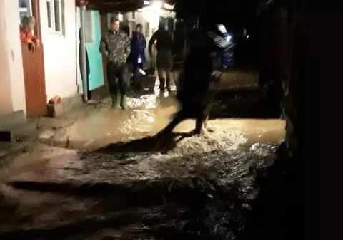 Un bărbat a murit electrocutat în subsolul unui bloc din Lupeni după ce imobilul a fost inundat ca urmare a ploilor abundente