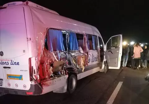 Accident grav pe A1, soldat cu un mort și șase răniți. Un microbuz cu 14 oameni a intrat într-o dubă