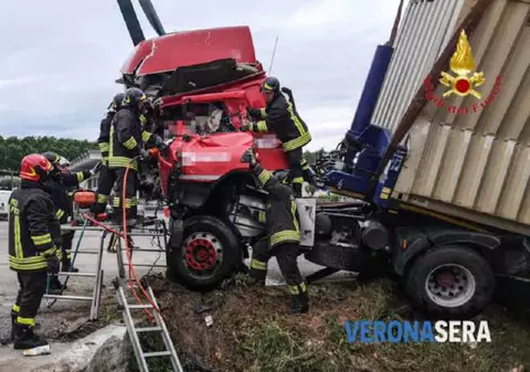 Un șofer român a picat cu camionul într-un șanț în Italia. Cei de la descarcerări s-au chinuit trei ore să-l scoată dintre fiare