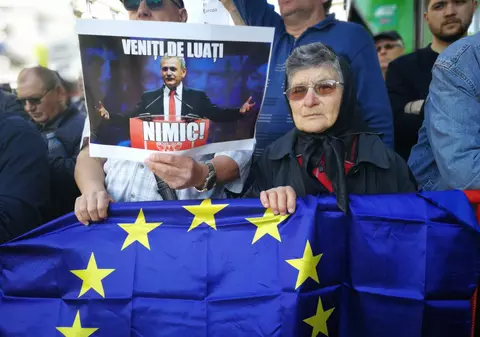 OPINIE | Cum s-a văzut baia de mulțime de la Iași și cum a scăldat-o PSD în Moldova - FOTO & VIDEO