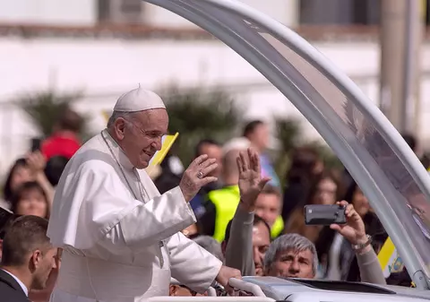 Poliția Locală cere firmelor de publicitate outdoor să elimine reclamele din București, de pe traseul Papei!