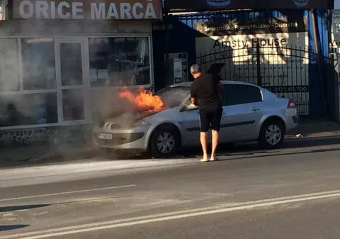 Un autoturism a luat foc din senin în centrul orașului Ploiești