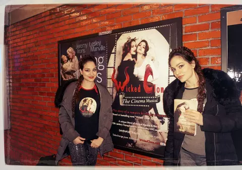 Gemenele de la Indiggo țin cursuri de pictat haine și de dans din buric, în America