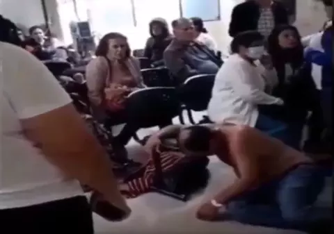 Un columbian a murit de infarct după ce a stat peste 50 de minute în sala de așteptare a unui spital pentru a primi îngrijiri