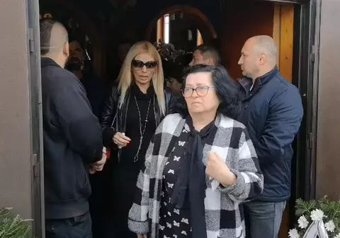 Ce au cerut vedetele la sfârșitul slujbei de înmormântare a lui Răzvan Ciobanu | FOTO