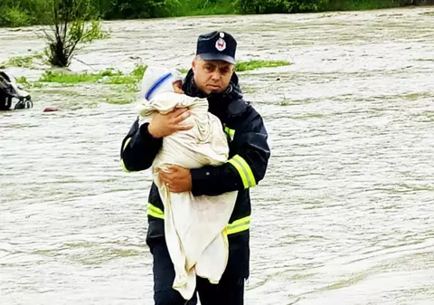 Inundațiile au făcut ravagii în 8 județe. O femeie și cei doi copii, refugiați în pod, au fost salvați de pompieri în Bistrița Năsăud