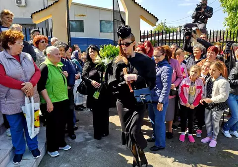 Reacție dură a Iuliei Albu după înmormântarea lui Răzvan Ciobanu. "Au venit pentru a fixa cuiul pe care i l-au fixat de mult în sicriu"