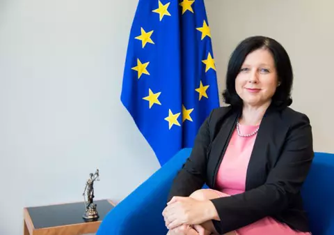 Comisarul pentru Justiţie se teme de dezinformare: Ştiu cum funcţionează propaganda rusă