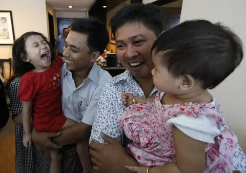 Cei doi jurnaliști Reuters premiați cu Pulitzer, închiși în Myanmar, au fost eliberați după 500 de zile. Avocatul lor a fost  Amal Clooney