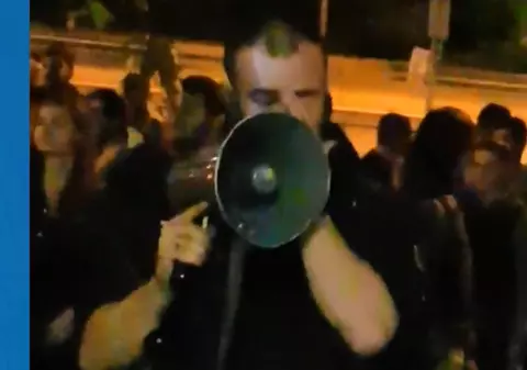 VIDEO VIRAL | Momentul în care unui polițist german îi dau lacrimile, când românii îi mulțumesc pentru că i-a ajutat să voteze