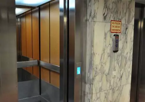 O femeie a murit decapitată după ce firele de la căști s-au prins în ușile liftului!