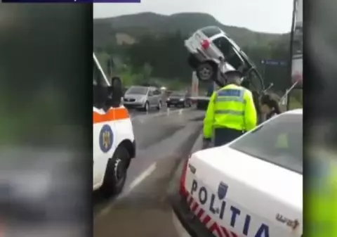 Mașină suspendată pe un pod din Suceava, după un accident. Explicațiile șoferiței