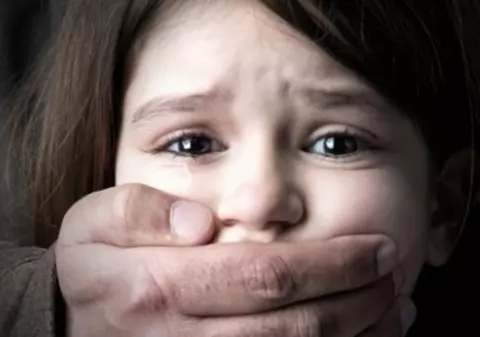 Un bărbat din Vaslui a fost arestat pentru că și-a violat cele patru fiice, dintre care trei sunt minore!