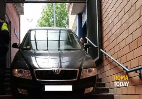 Un bărbat în vârstă de 70 de ani a intrat cu mașina la metrou!