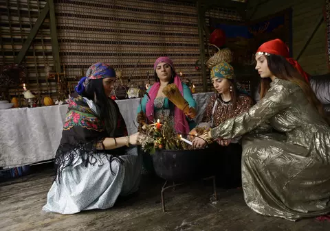 Reportaj Reuters despre vrăjitoarele din România. Cum au ajuns ritualurile să fie transmise live pe Facebook în întreaga lume