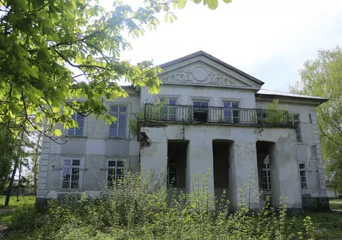 Proprietarii donează conacul Sturza, dar primăria nu-l prea vrea. Una dintre cele mai frumoase clădiri din zona Sucevei, propusă să facă parte din Patrimoniul Național, e abandonată de toată lumea