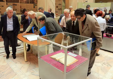 Sub privirile unui om de la Ambasada Rusiei, BNR a prezentat publicului dosarul „Moscova 2” despre tezaurul României sechestrat la Kremlin, exact documentele găsite în dulapul de la Brașov și prezentate de Libertatea