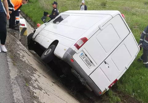 Un microbuz a ajuns în șanț în județul Cluj. Patru persoane au fost rănite