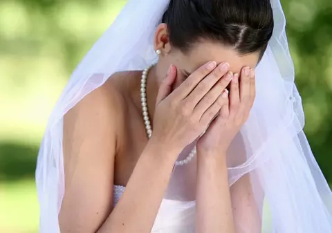 Bătaie între ospătari și invitați la o nuntă din București! S-au folosit spray-uri lacrimogene, bastoane telescopice și un pistol!