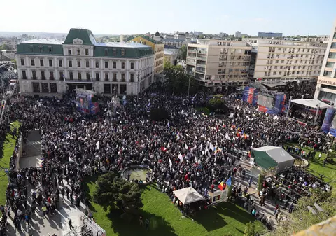 GALERIE FOTO | Mitingul de la Iași în imagini. Cum s-au comportat, joi, cele două tabere pro și anti PSD