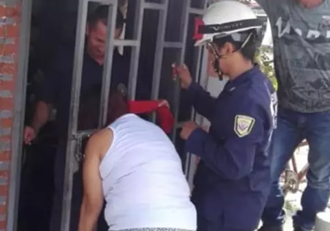 A rămas cu capul prins în poarta unei case timp de cinci ore. A vrut să vadă ce se întâmplă în locuința vecinei ei