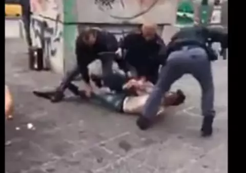VIDEO | Un român dezbrăcat s-a luptat cu trei polițiști în centrul orașului Napoli. Cum i-a amenințat pe trecători