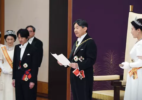 Naruhito a devenit noul împărat al Japoniei, după abdicarea tatălui său