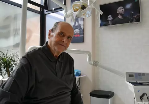 FOTO&VIDEO | Înainte și după - Un pensionar din București poate zâmbi din nou după ce un medic a răspuns apelului său disperat