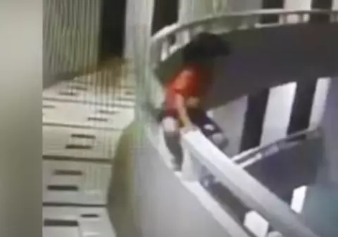 VIDEO | O fetiță de cinci ani a supraviețuit după ce a căzut de la etajul 11 al unui hotel din Thailanda!