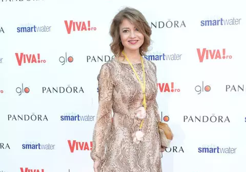 Oana Sârbu, în lenjerie intimă cu portjartier, la 51 de ani. Cât de bine arată artista