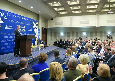 Klaus Iohannis o critică pe Ecaterina Andronescu: "Tot umblă prin toată ţara şi tot vorbeşte despre tablete, digitalizare, dar încă sunt sute de mii de copii care învaţă în şcoli nesigure şi insalubre"