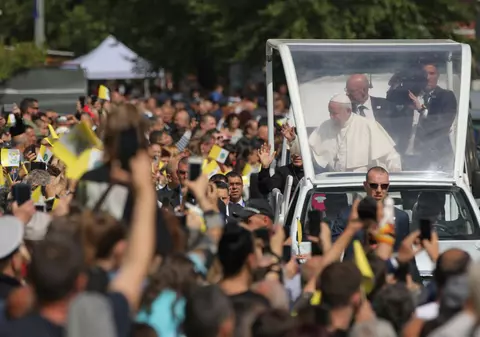 CORESPONDENȚĂ DIN BULGARIA | Mii de oameni pe străzile din Rakovski pentru Papa Francisc. Suveranul Pontif a salutat mulțimea din papamobil