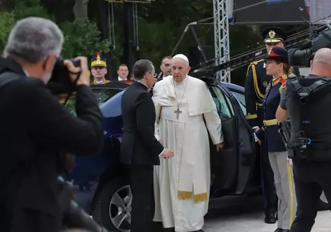 Papa Francisc a salutat mulțimea într-o Dacia Logan cu geamurile coborâte. De ce circulă Sfântul Părinte cu mașini banale
