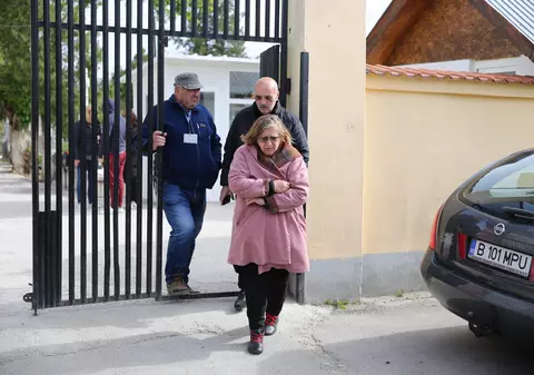 Părinții lui Răzvan Ciobanu, la căpătâiul fiului lor! Sicriul designerului rămâne închis